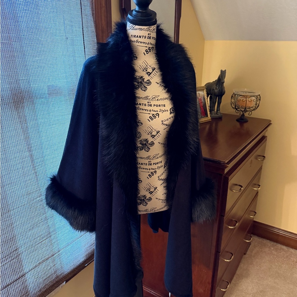 Black Faux-Fur Trim Women's Sweater Cape